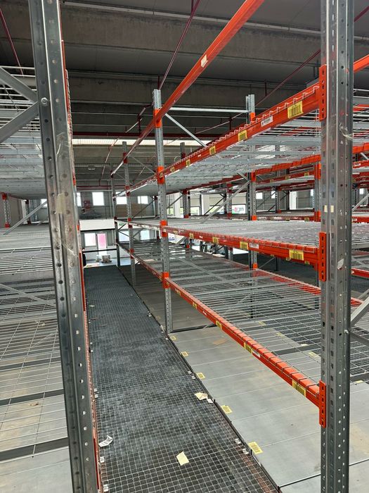 Vând platformă mezalin din rafturi la super preț