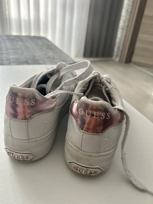 Бели сникърси Guess 38н