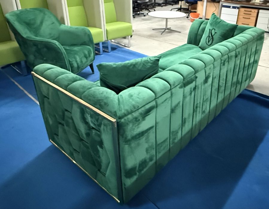 Италиански ликсозен и модерен диван триместен с фотьойл зелено кадифе