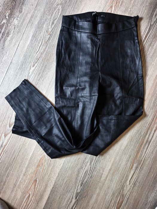 Pantaloni Zara negri faux leather XS skinny cu fermoare la glezne