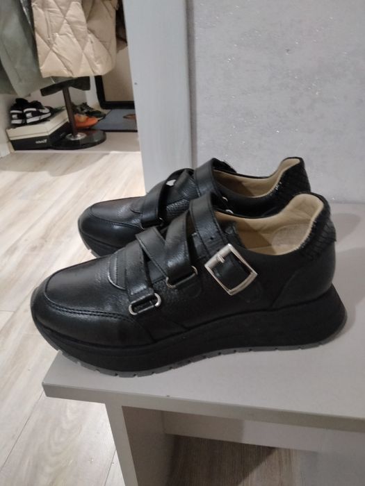 Кроссовка новая ,на весну