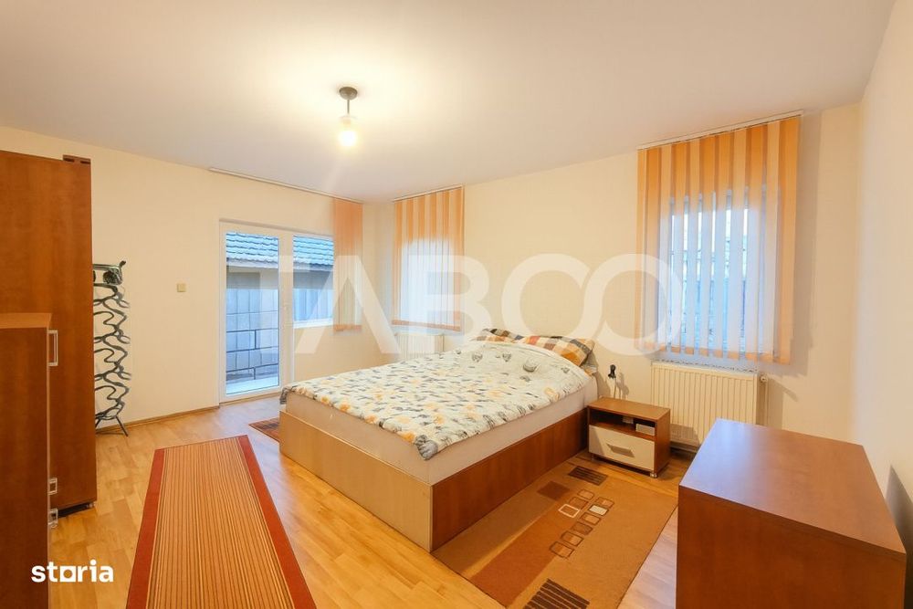 Apartament decomandat de vanzare 3 camere balcon parcare si curte