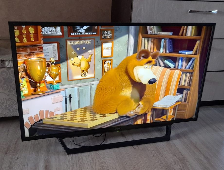 Смарт телевизор Sony 101см. С кронштейном.