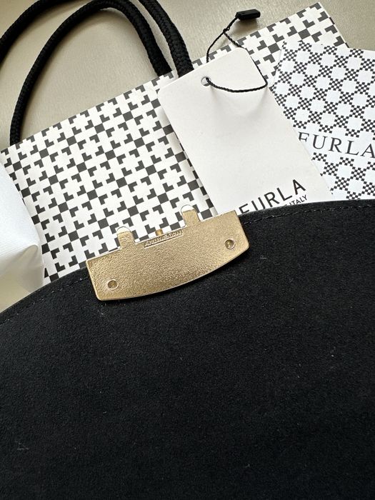 Дамска чанта Furla metropolis 21см в черен цвят