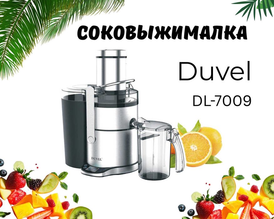 Qoli bilan uning mushukini silaydi