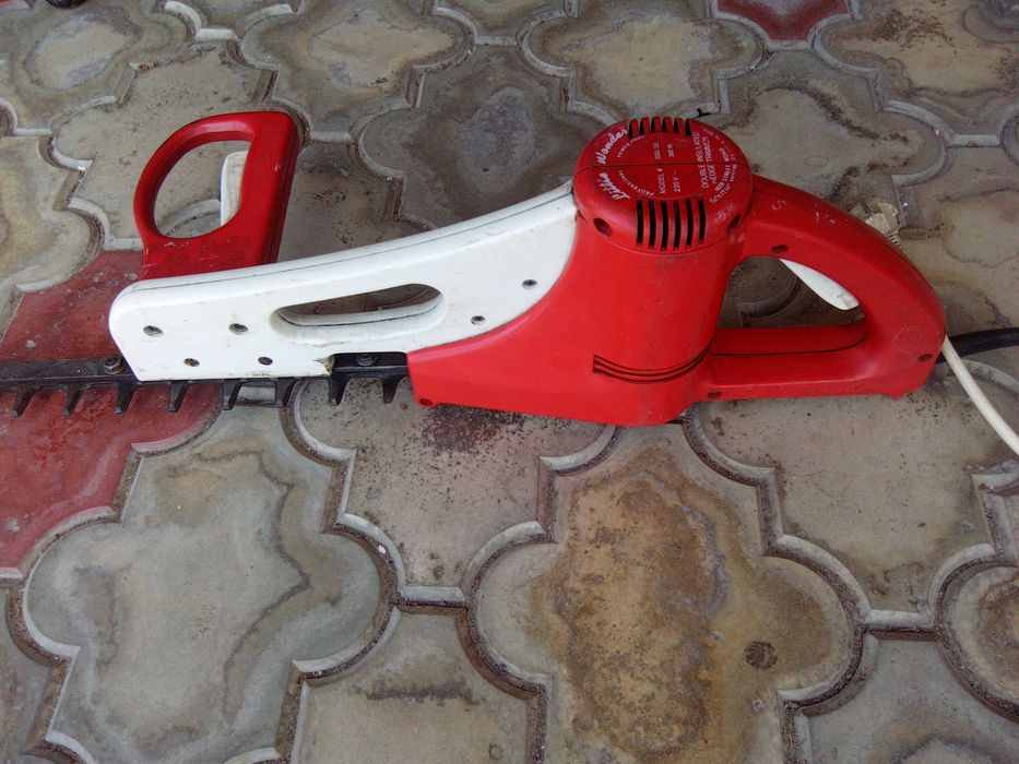 Foarfeca electrica pentru taiat gard viu Little Wonder