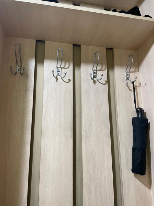 Продам прихожую  шкаф