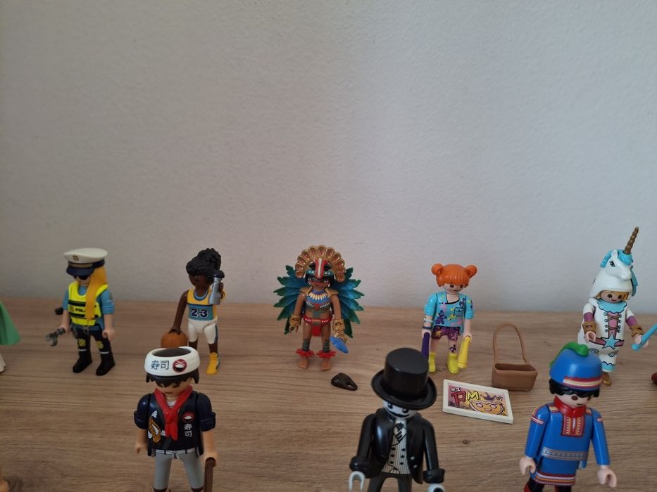 Vand lot cu 20 figurine Playmobil seria 25