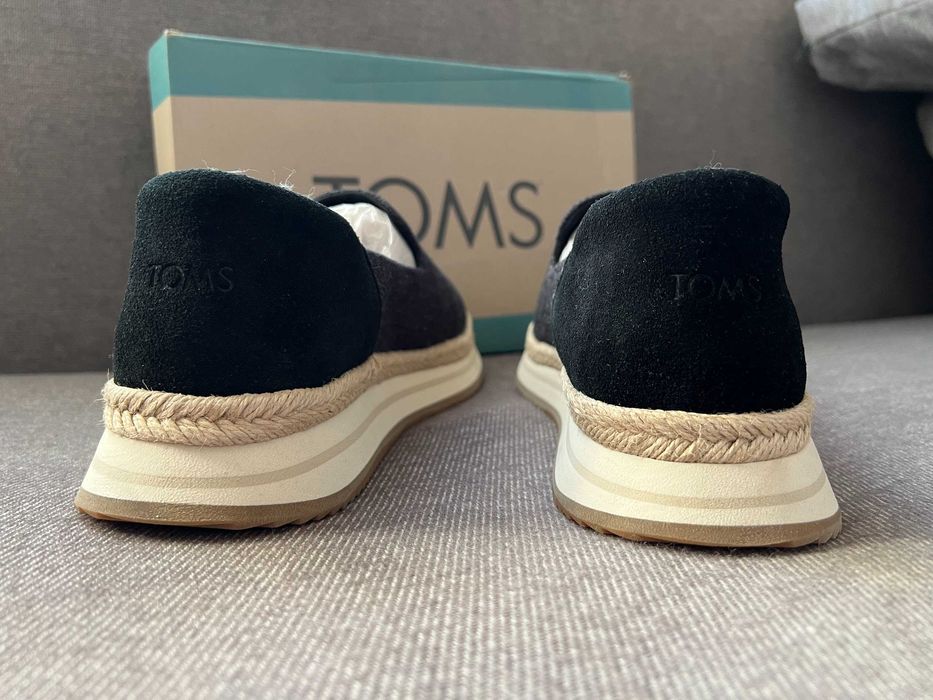 Продавам спортни обувки TOMS 42.5