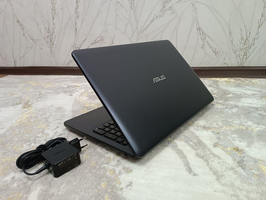 Ноутбук ASUS i3-7thGen + Сумка.