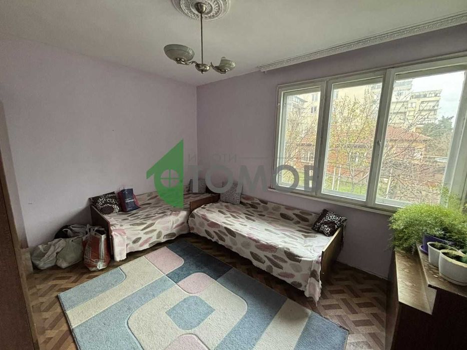 Монолитна къща с двор и гараж в град Чирпан