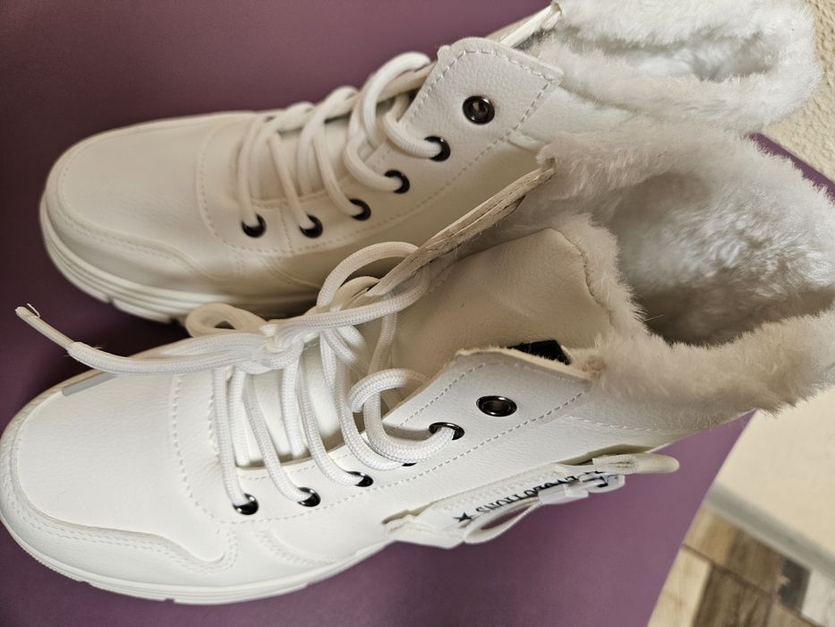 Бели обувки с вата