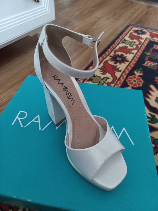 Новые босоножки 35 размер