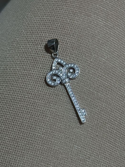 Клуч кулон серебеный очень красивый
