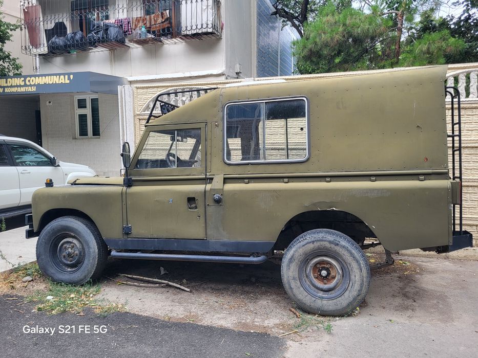 Машина Land-Rover