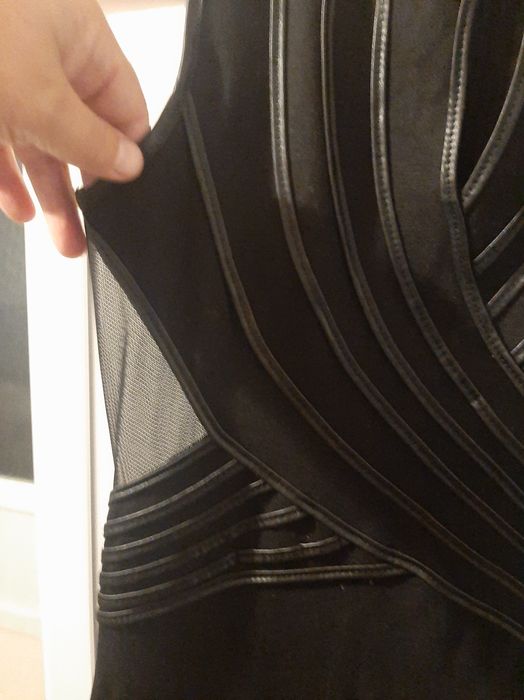 Vând rochie cu inserții de piele și plasa