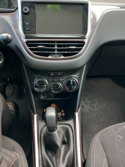 Лек автомобил Peugeot 2008,аутлендър,1.2 бензин 82 к.с.реални 23 640км