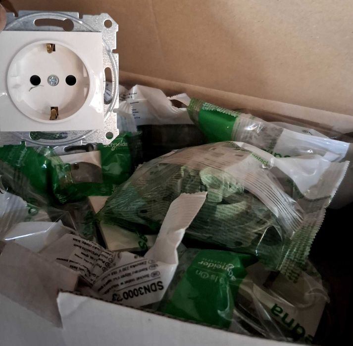 Se vinde următoarele corpuri de iluminat si electrice noi!