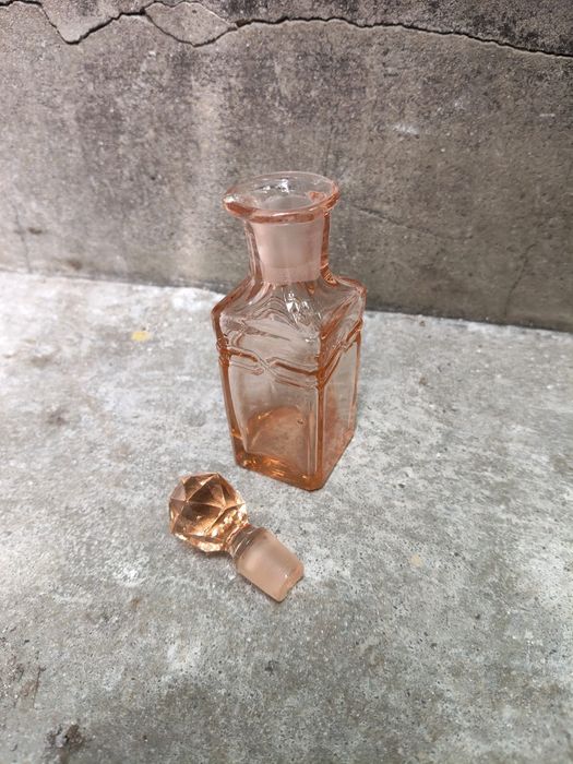 Sticulta mica de parfum din sticla