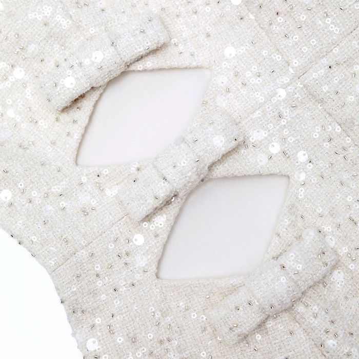 Self-Portrait Кремава рокля от букле с кристални акценти