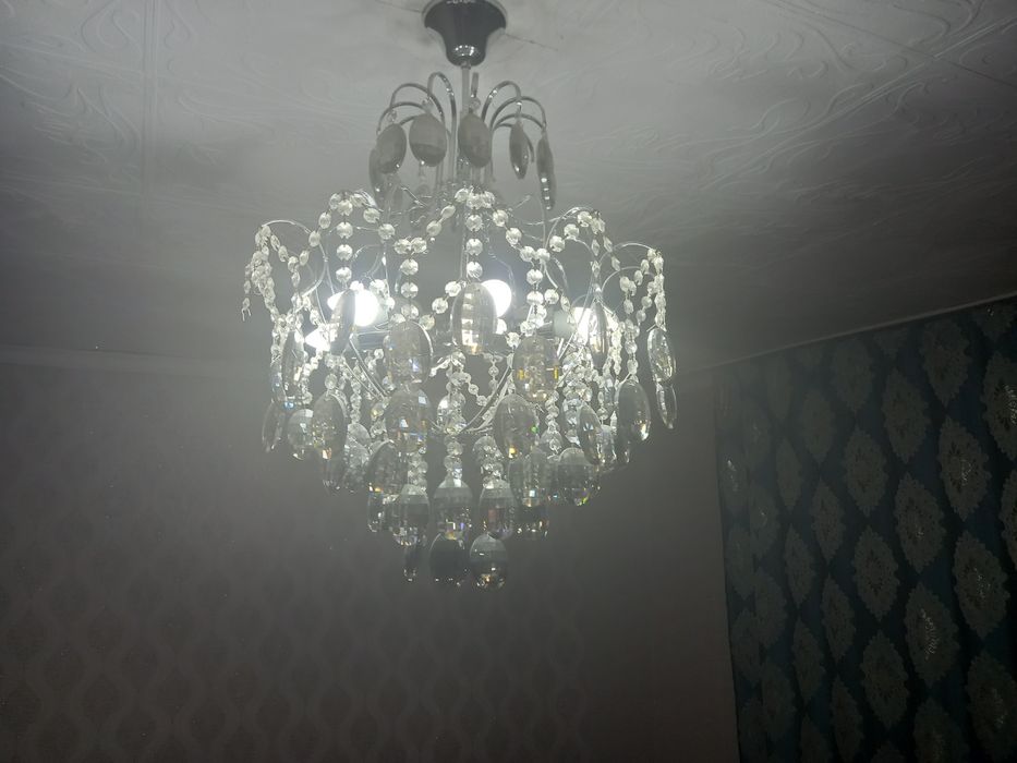 Продам люстру срочно 5000.