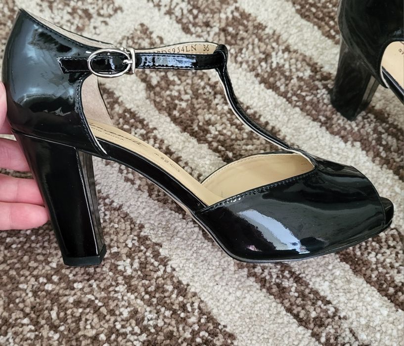 Vând sandale piele naturala