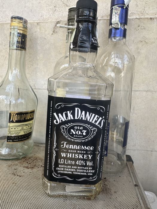 Празни бутилки от ракия и уиски