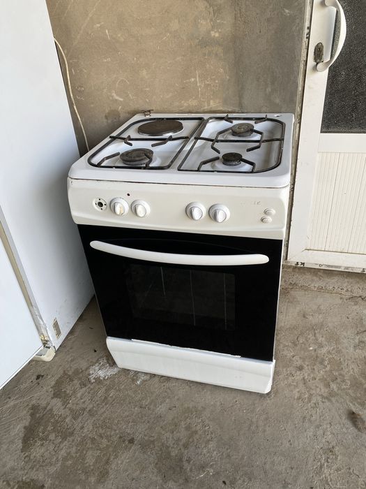 Holodilnik, gaz plita sotiladi