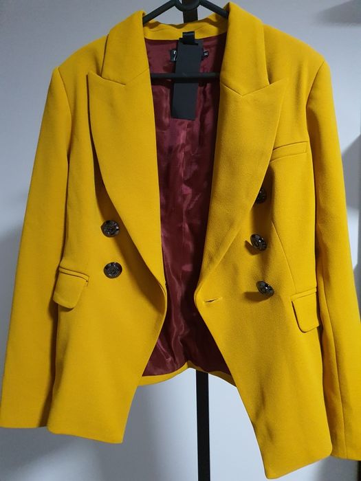 Costum elegant/casual,de designer,model rosu pe interior;