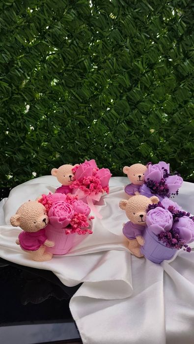 Букет с цветя от соев восък мартенички осми март