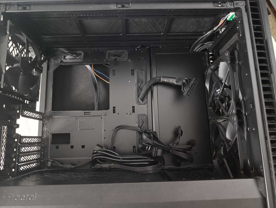 Fractal Design Define 7 (Black Solid) + Corsair TX750M