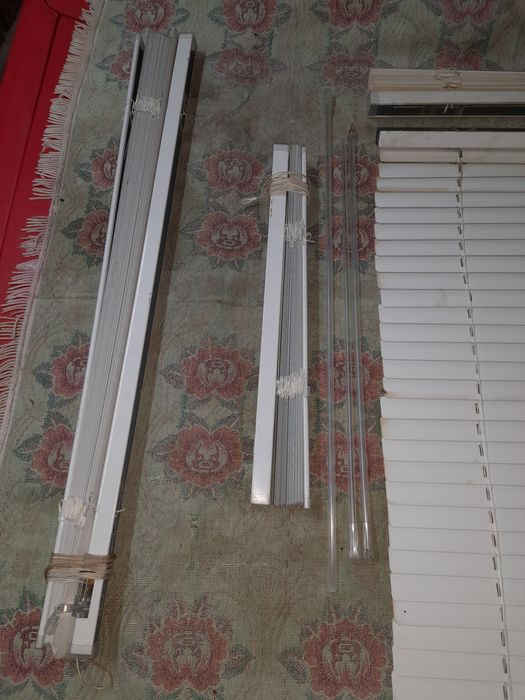 Jaluzele metalice de culoare alba