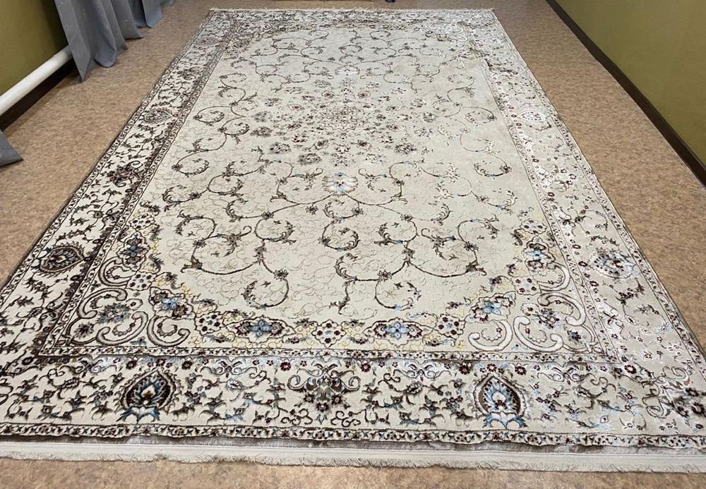 Ковёр продается новый 2.5-4 м