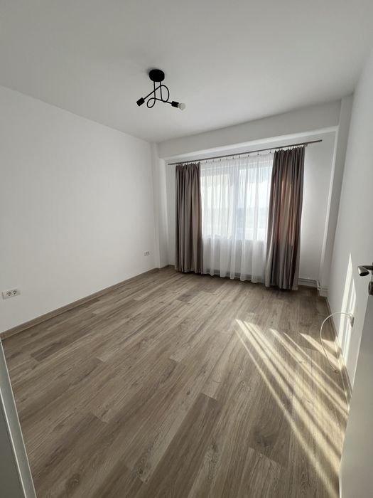 Apartament cu 4 camere de inchiriat, zona Polivalenta Arad