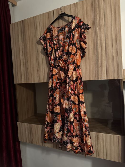 Rochie cu imprimeu floral si cordon