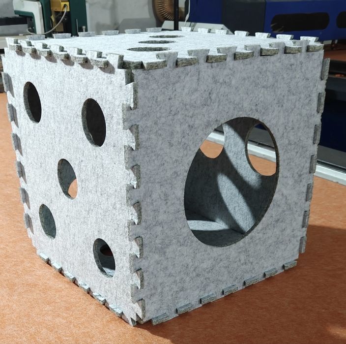 Домик для кошек из плотного фетра