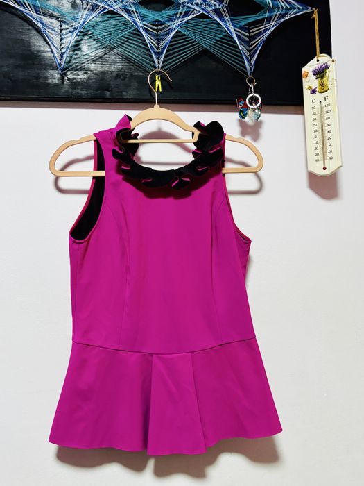 Top cu volane, fuchsia și negru
