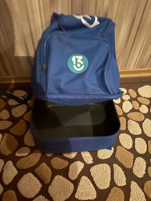 Vând ghiozdan fotbal