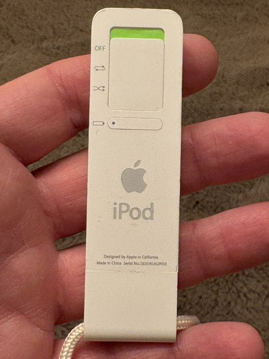 Apple Ipod Shuffle 1 gen A1112, stare foarte buna, casti originale plus o pereche noi