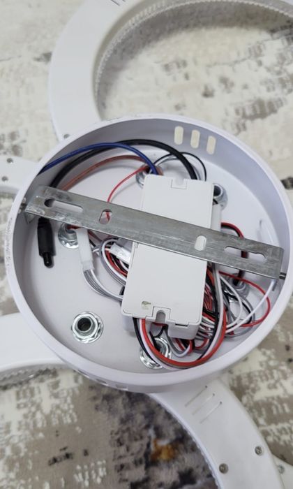 Люстра с тремя режимами света