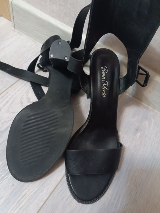 Босоножки на каблуке