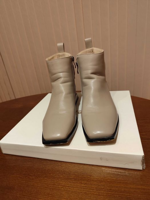 Елегантни дамски боти