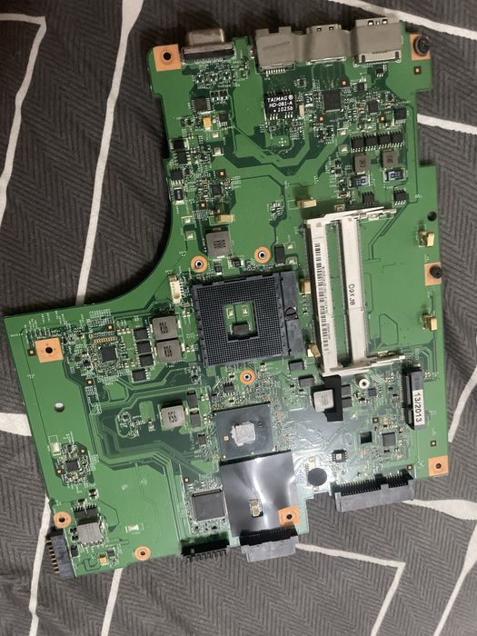 Vand piese de laptop: 2 placii de baza, Ram 8/2GB hard disk 320GB+baterie gratuita