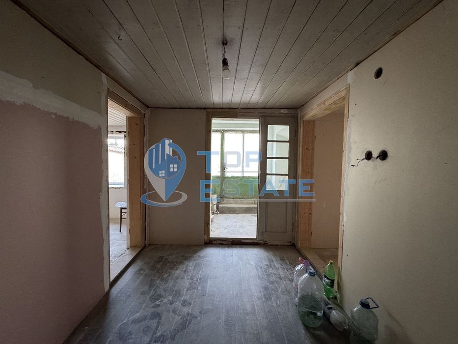 Къща с голям двор и стопански постройки в село Климентово, област Вел