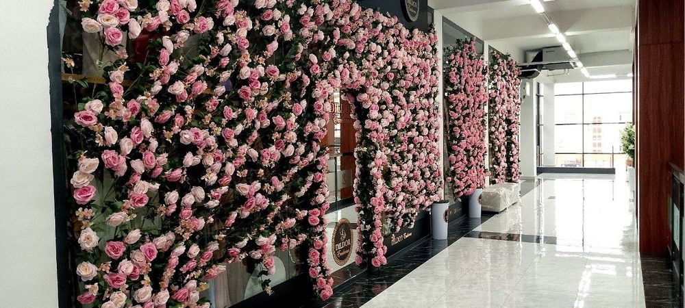 Декоративные растения, искусственные цветы и деревья.