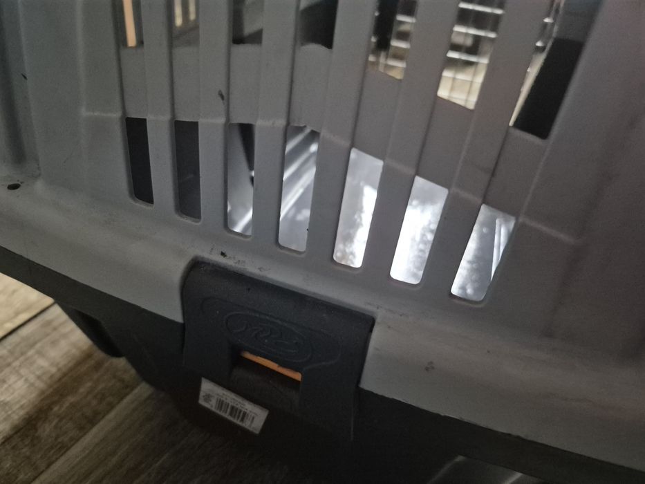 Vând  cușcă  pt  transport  câini