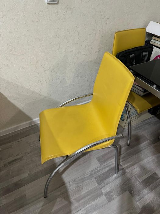 Стол и шесть стульев