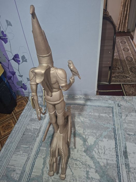 Эксклюзивный сувенир статуя золотой человек