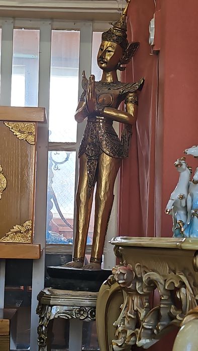 Голяма  дърворезба на буда