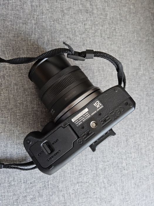 Camera foto mirrorless  Canon EOS R100